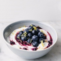 Домашен йогурт с боровинки и мед